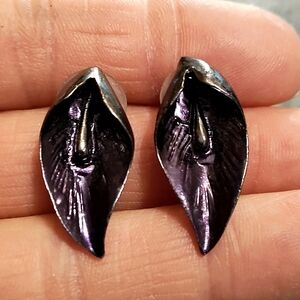 VINTAGE DARK PURPLE CALLA LILLY FLOWER SILVER-TONE POST 1" EARRINGS